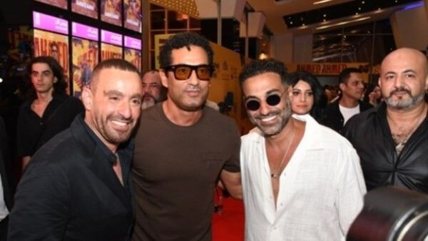 شاهد .. أحمد السقا وأحمد فهمي يحتفلان بفيلمهما الجديد .. وعمرو سعد أبرز المهنئين