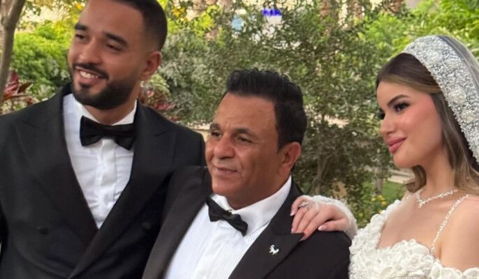 شاهد .. بمشهد مؤثر.. محمد فؤاد يحتضن ابنته وينهار بالبكاء في زفافها