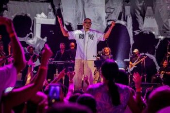 شاهد .. ابنا عمرو دياب يشاركانه حفله في مراسي