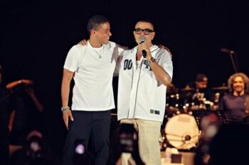 شاهد .. ابنا عمرو دياب يشاركانه حفله في مراسي