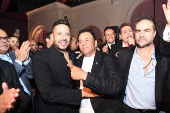 شاهد .. ما فعله محمد فؤاد مع زوج ابنته في زفافهما يحدث جدلاً