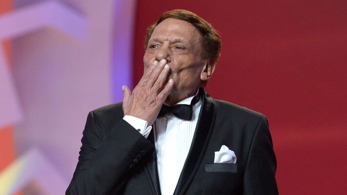 شاهد .. صورة عائلية من حفل زفاف حفيد الزعيم عادل إمام بحضوره!