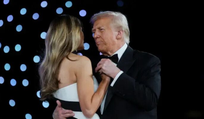 شاهد .. قبلة رومانسية بين دونالد ترامب وميلانيا على الشرفة... وهذا ما يناديها به سراً!