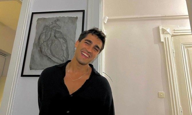 شاهد .. فتيات تُطاردن مارت رمضان ديمير!