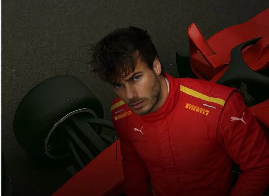 شاهد .. لأول مرة: عارض أزياء إسباني يتصدر غلاف رواية سعودية