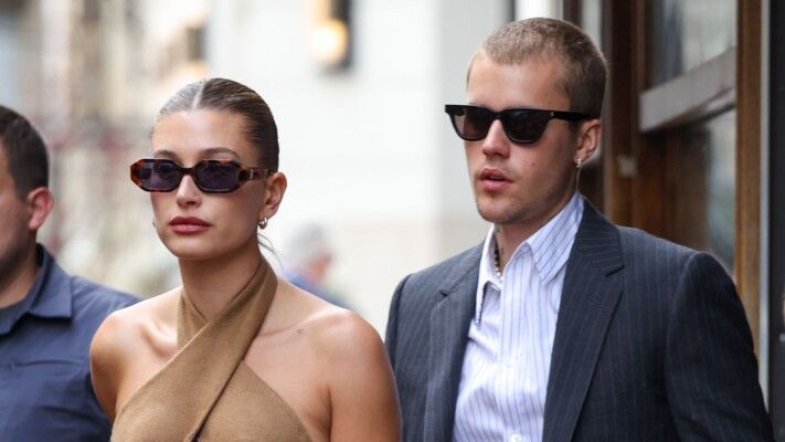 شاهد .. جاستن بيبر يثير التساؤلات حول طلاقه من هايلي بعد صوره الرومانسية مع شابة غامضة