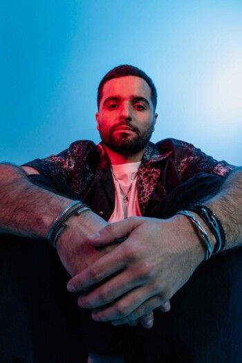 شاهد .. تحالف فني مميز : أوليفر قزي وأنطوني من فرقة أدونيس يوقّعان على " فينا "