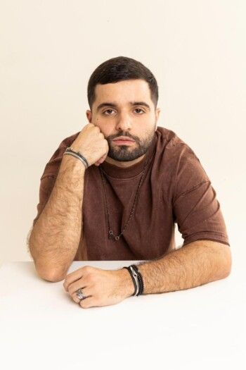 شاهد .. تحالف فني مميز : أوليفر قزي وأنطوني من فرقة أدونيس يوقّعان على " فينا "