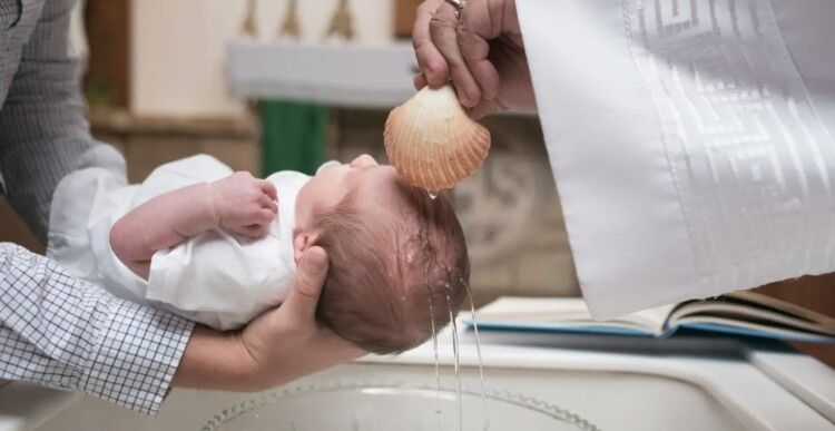 شاهد .. ممثل سوري يحتفل بعمادة إبنته مع زوجته اللبنانية - بالصور