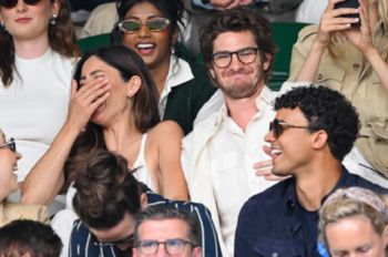 شاهد .. بعد أشهر من التكهنات.. غارفيلد وباربارو يُظهران مشاعرهما على العلن