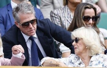 شاهد .. ممثل عالمي يغفو في حضرة الملكة كاميلا في حدث عالمي