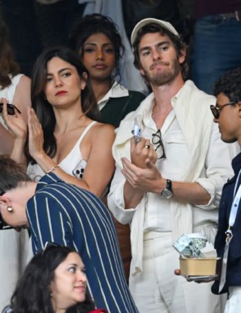 شاهد .. بعد أشهر من التكهنات.. غارفيلد وباربارو يُظهران مشاعرهما على العلن