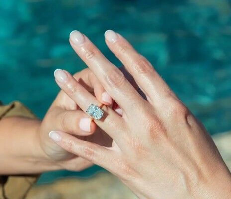 شاهد .. نجمة تعلن خطوبتها على حبيبتها : فتاة أحلامي الى الأبد