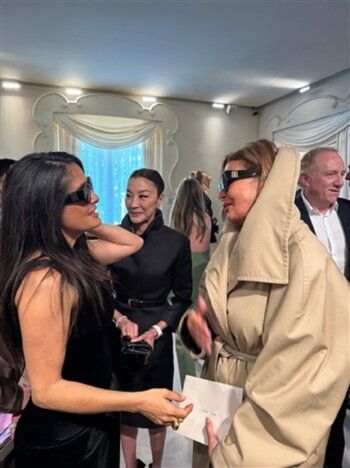 شاهد .. يسرا تتألق في عرض Balenciaga بباريس وتلتقي سلمى حايك