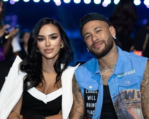 شاهد .. حبيبة نيمار توثق اهتمامه بها ورومانسيته قبل الولادة