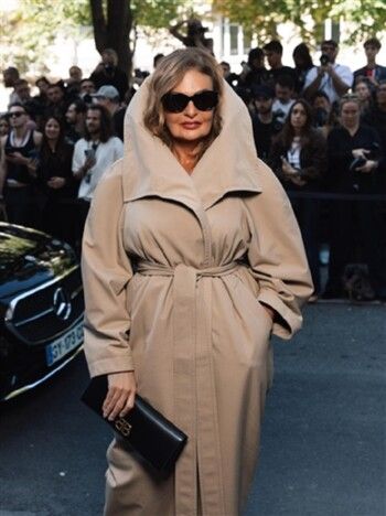 شاهد .. يسرا تتألق في عرض Balenciaga بباريس وتلتقي سلمى حايك