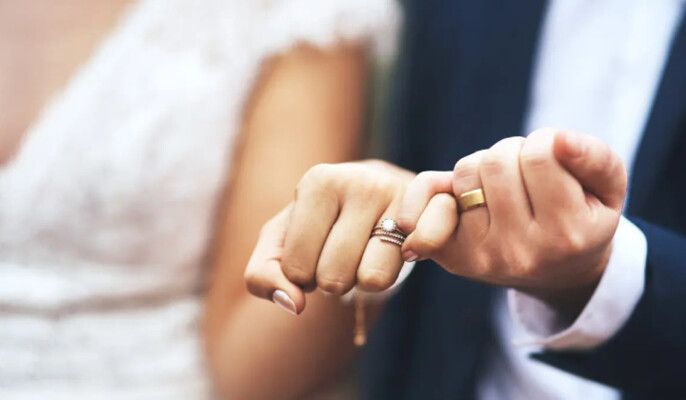 شاهد .. فنانة لبنانية تدخل القفص الذهبي بحفل زفاف خيالي