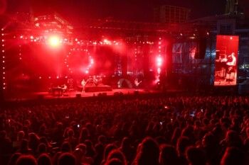 شاهد .. God Save the Queen في أعياد بيروت .. أمسية تُلهب الذاكرة وتُحيي أسطورة كوين