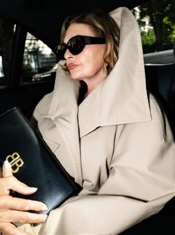 شاهد .. يسرا تتألق في عرض Balenciaga بباريس وتلتقي سلمى حايك