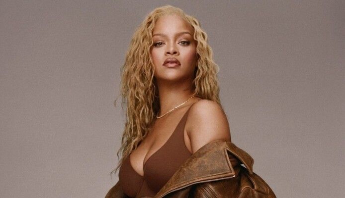 شاهد .. ريهانا تتألق وتستعرض حملها بلوك شفاف رائع