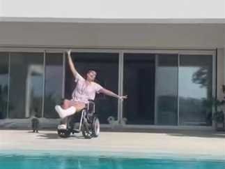 غادة عبد الرازق تُثير قلق جمهورها بعد ظهورها على كرسي متحرك"