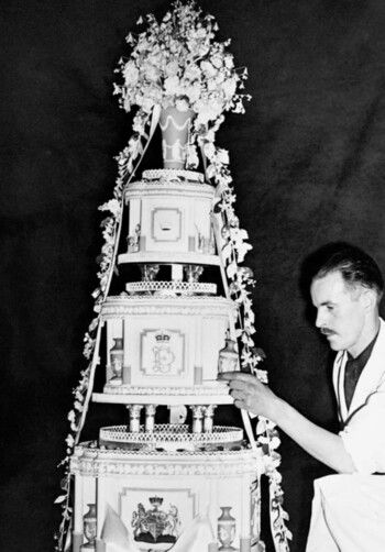 شاهد .. رجل يشتري قطعة من كعكة زفاف الملكة إليزابيث في 1947 بهذا السعر المرتفع