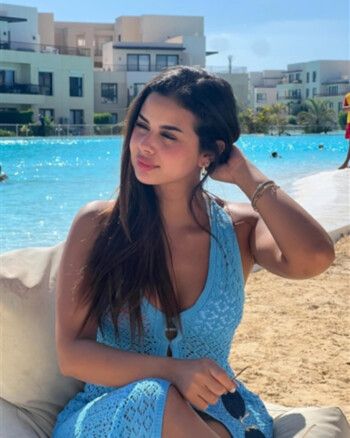 شاهد .. منة عرفة تلفت الأنظار بملابس البحر في إجازتها الصيفية