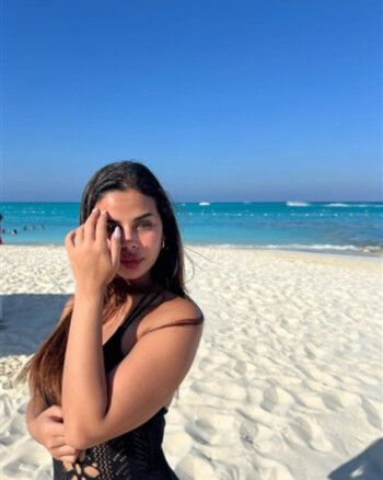 شاهد .. منة عرفة تلفت الأنظار بملابس البحر في إجازتها الصيفية