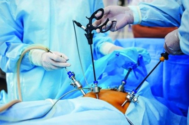 شاهد .. بعد العملية الجراحية الخطيرة.. هذه حالة الممثل المصري