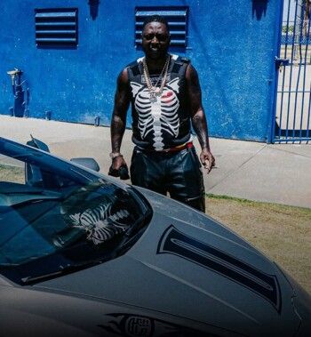 شاهد .. بقيمة 3 مليون دولار..ترافيس سكوت يهدي سيارات Lamborghini بهذه المناسبة