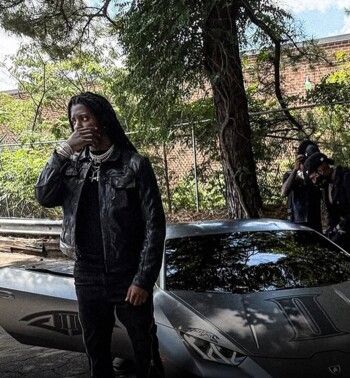 شاهد .. بقيمة 3 مليون دولار..ترافيس سكوت يهدي سيارات Lamborghini بهذه المناسبة