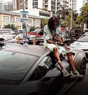 شاهد .. بقيمة 3 مليون دولار..ترافيس سكوت يهدي سيارات Lamborghini بهذه المناسبة