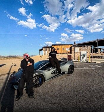 شاهد .. بقيمة 3 مليون دولار..ترافيس سكوت يهدي سيارات Lamborghini بهذه المناسبة