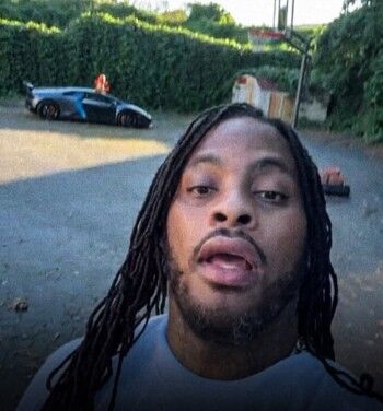 شاهد .. بقيمة 3 مليون دولار..ترافيس سكوت يهدي سيارات Lamborghini بهذه المناسبة