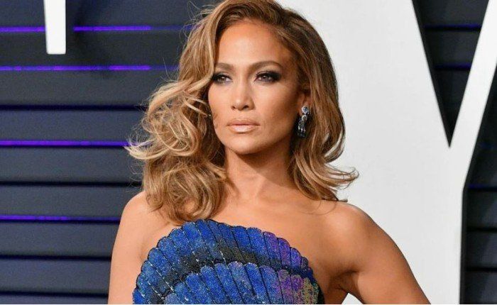 اتفرج.. جينيفر لوبيز تخطف الأنظار بإطلالة قيمتها 100 ألف دولار