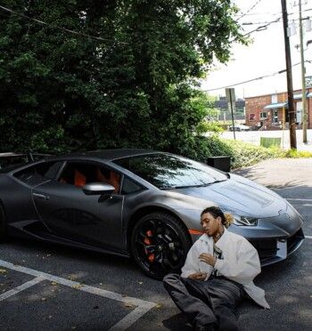 شاهد .. بقيمة 3 مليون دولار..ترافيس سكوت يهدي سيارات Lamborghini بهذه المناسبة