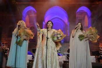 شاهد .. مهرجانات بيت الدين إنطلقت مع جاهدة وهبه.. "ديوانية حب" أعادت للذاكرة بريق الطرب والدهشة