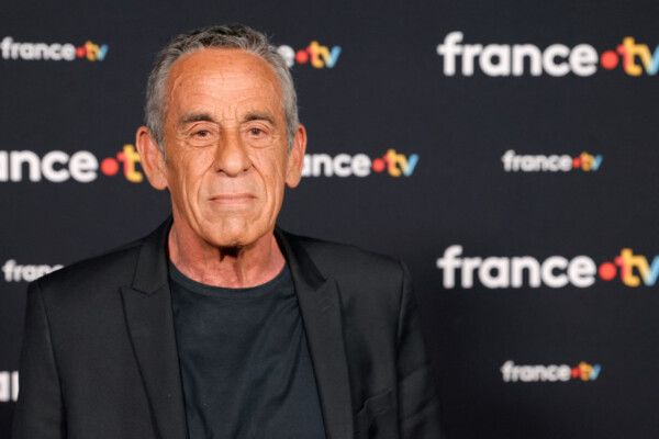 شاهد .. التلفزيون الفرنسي يودّع تييري أرديسون عن عمر 76 عاماً