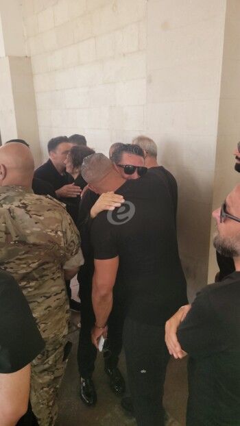 شاهد .. زياد برجي يتلقى التعازي برحيل شقيقه وسط تأثره الشديد - بالصور