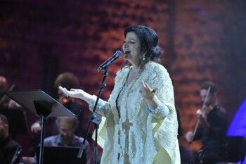 شاهد .. مهرجانات بيت الدين إنطلقت مع جاهدة وهبه.. "ديوانية حب" أعادت للذاكرة بريق الطرب والدهشة