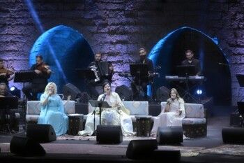 شاهد .. مهرجانات بيت الدين إنطلقت مع جاهدة وهبه.. "ديوانية حب" أعادت للذاكرة بريق الطرب والدهشة