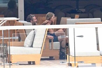 شاهد .. بعد براد بيت وجاستن ثيرو .. جينيفر أنيستون تعيش قصة حب جديدة