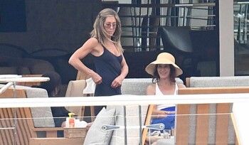 شاهد .. بعد براد بيت وجاستن ثيرو .. جينيفر أنيستون تعيش قصة حب جديدة