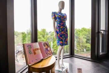 شاهد .. فستان ارتدته الأميرة ديانا للأطفال يُباع بثمن قصر في لندن