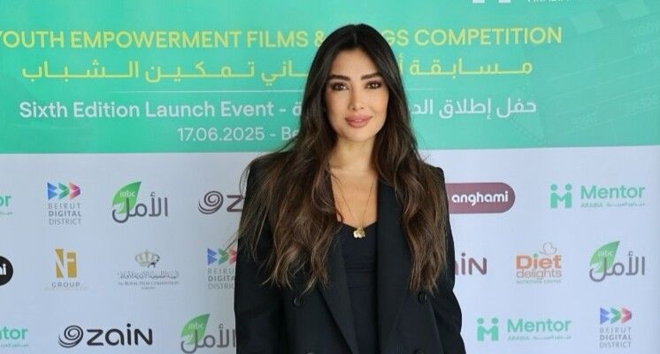 شاهد .. صورة عائلية جديدة لـ جيسيكا عازار.. وجمال ولديها حديث الجمهور