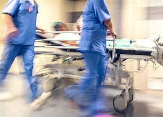 شاهد .. نجمة شهيرة تنقل الى المستشفى بسبب بنطلونها!