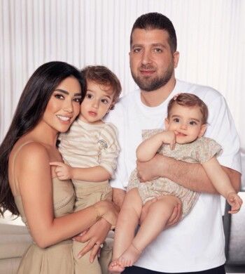 شاهد .. صورة عائلية جديدة لـ جيسيكا عازار.. وجمال ولديها حديث الجمهور