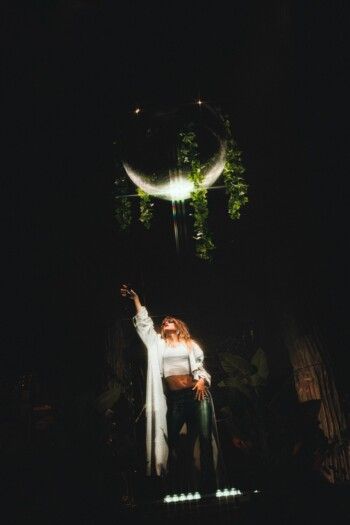 شاهد .. نجمة شهيرة تنقل الى المستشفى بسبب بنطلونها!