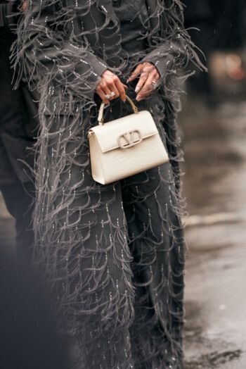 شاهد .. حقيبة المقبض العلوي .. أناقة خالدة بتفاصيل عصرية