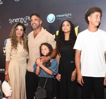 شاهد .. الظهور الأول لعائلة أمير كرارة.. وأولاده يلفتون الأنظار بجمالهم